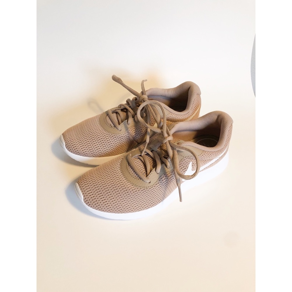 New Women’s Nike Tanjunns